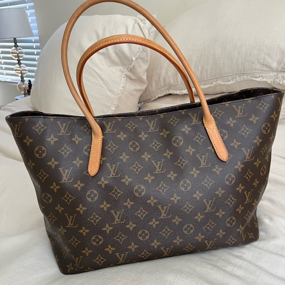 Louie amazing condition 19 in long by 12 in. Just cleaning out my closet.